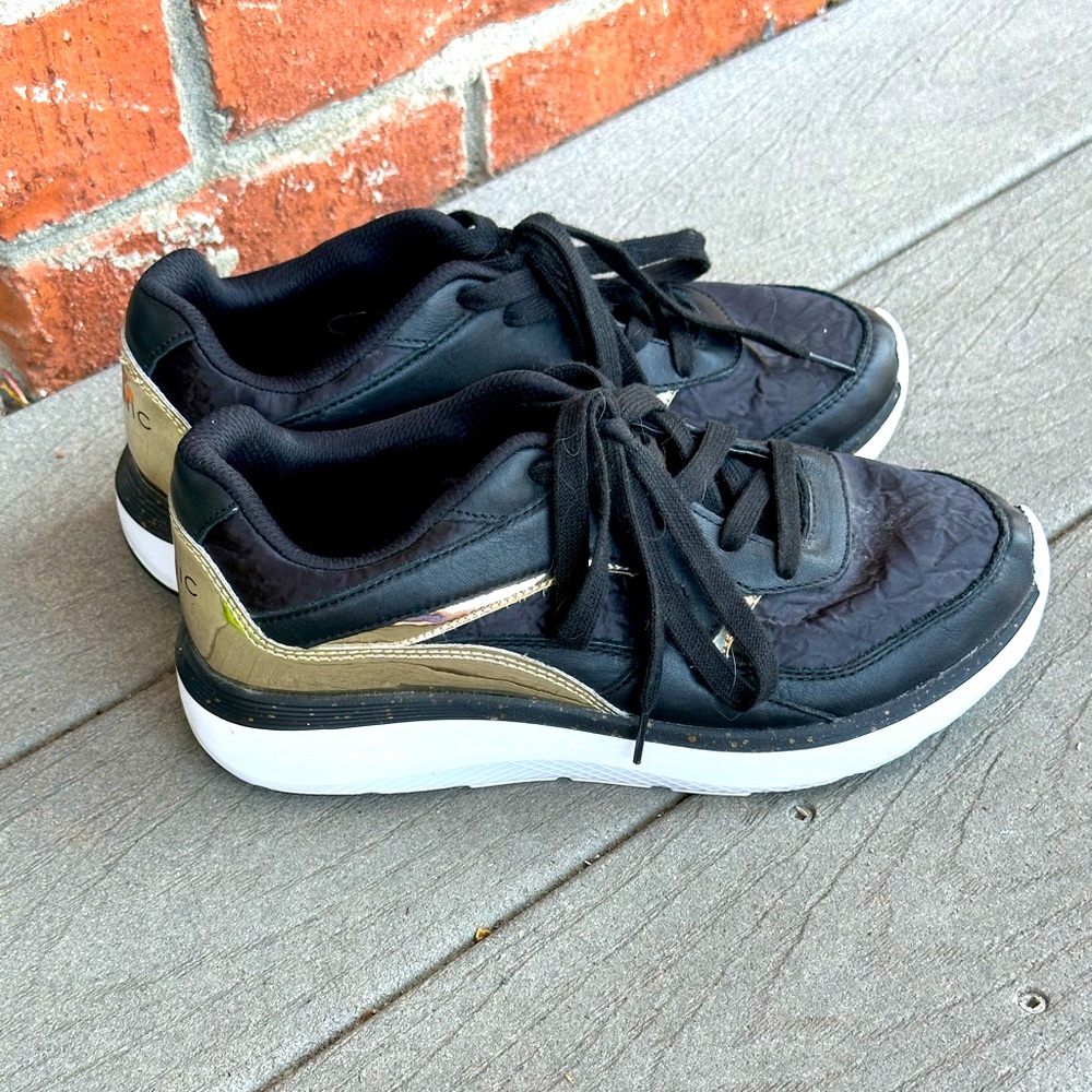 EUC Vivonic Black and Gold sneakers